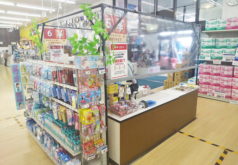 レジにイレクター製飛沫感染対策ブースを設置して感染対策
