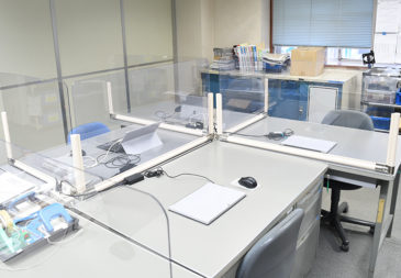 オフィスデスクに飛沫感染防止パネルを設置して感染対策